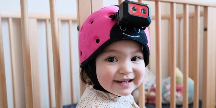 Sam, el niño australiano que participó en el experimento con 18 meses, lleva un casco con una cámara.
Foto: WAI KEEN VONG | Vídeo: JUAN CHRISTEN