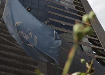 Fotografía de la bandera de las Naciones Unidas en el Edificio Parque Ávila, donde funciona la oficina del Alto Comisionado de los Derechos Humanos de la ONU en Caracas (Venezuela). EFE/ Miguel Gutiérrez