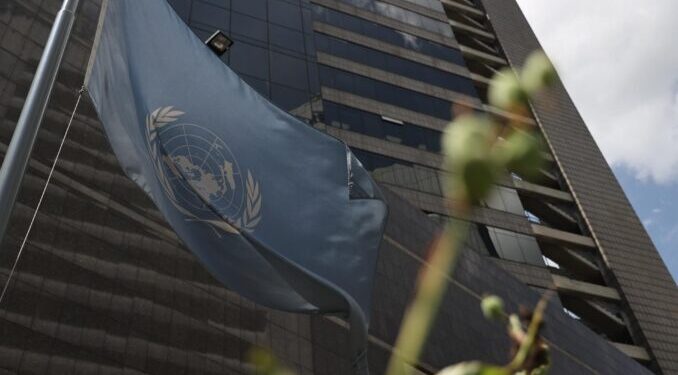 Fotografía de la bandera de las Naciones Unidas en el Edificio Parque Ávila, donde funciona la oficina del Alto Comisionado de los Derechos Humanos de la ONU en Caracas (Venezuela). EFE/ Miguel Gutiérrez