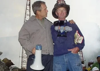 Su emblemática foto con George W. Bush en Ground Zero simboliza la unidad y resistencia nacional (AP/Doug Mills)