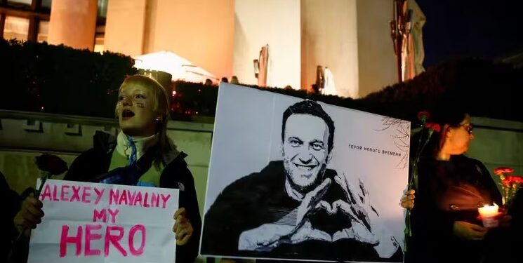 Una persona sostiene un cartel con la frase Alexei Navalny es mi héroe, en París (REUTERSSarah Meyssonnier)