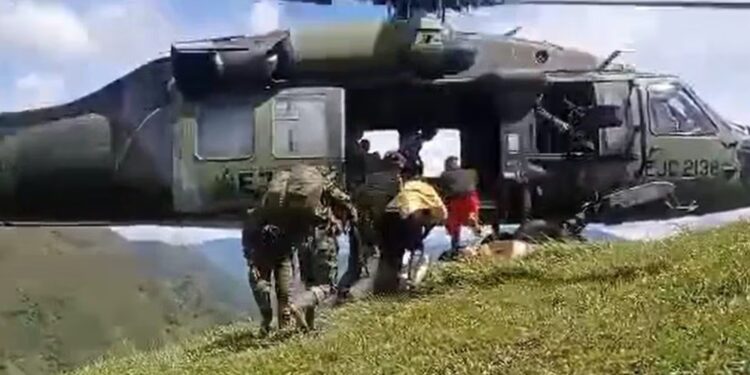 Urgente Helicóptero del Ejército se accidentó con siete ocupantes en zona de frontera con Panamá. Imagen de referencia. Foto Ejército Nacional.