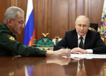 Vladimir Putin reunido con el ministro de Defensa Sergei Shoigu en el Kremlin (SputnikAlexander KazakovPool via REUTERS)