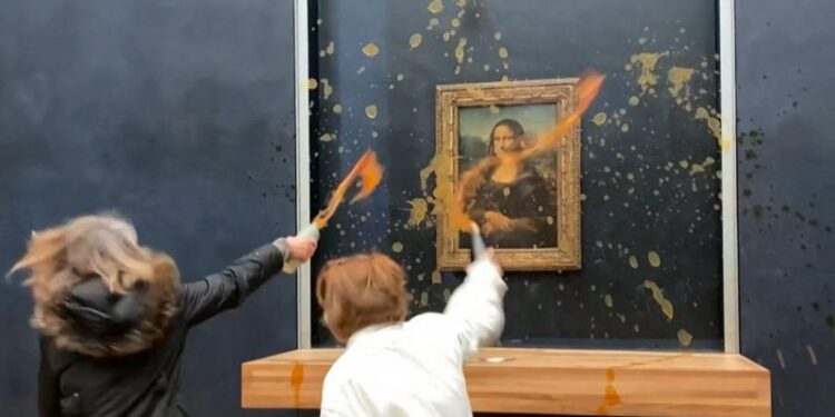 Dos activistas le tiraron sopa al cuadro de la Mona Lisa en París el domingo 28 de enero.