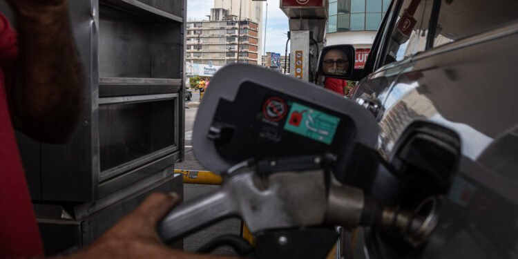 MARACAIBO (VENEZUELA), 07/02/2024.- Detalle durante una carga de combustible hoy, en una estación de servicio en Maracaibo (Venezuela). El contrabando y la reventa interna de la gasolina en Venezuela persisten, según expertos, más de tres años después de que el Gobierno aumentara su precio, lo que puso fin a un subsidio total que se hizo "insostenible", pues el combustible pasó un quinquenio prácticamente regalado. EFE/ Henry Chirinos