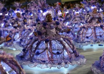Members of the Porto da Pedra samba school perform during the first night of the Carnival parade at the Marques de Sapucai Sambadrome in Rio de Janeiro, Brazil on February 11, 2024. (Photo by MAURO PIMENTEL / AFP)