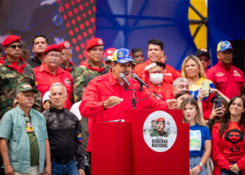 CARACAS (VENEZUELA) 04/02/2024.- El presidente de Venezuela, Nicolás Maduro, ofrece un discurso tras la marcha oficialista hoy, en Caracas (Venezuela). Miles de chavistas salieron a las calles este domingo para conmemorar los 32 años del golpe de Estado fallido que estuvo liderado por el entonces teniente coronel Hugo Chávez, que siete años más tarde, a través de elecciones, ascendió al poder e instauró la llamada revolución bolivariana, aún en el Gobierno. EFE/ Rayner Peña R.