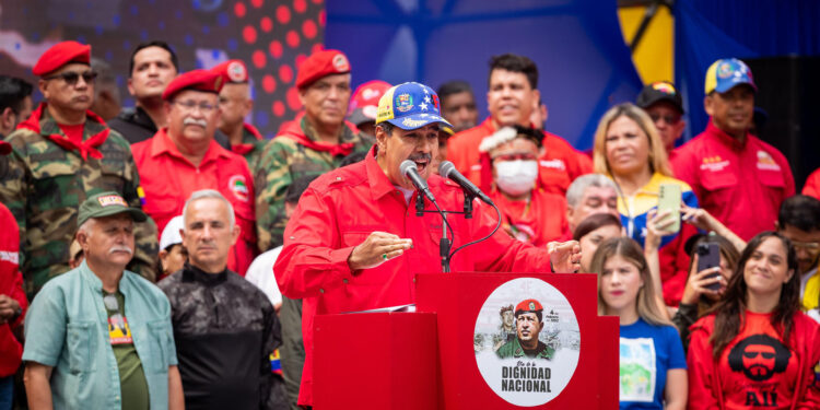 CARACAS (VENEZUELA) 04/02/2024.- El presidente de Venezuela, Nicolás Maduro, ofrece un discurso tras la marcha oficialista hoy, en Caracas (Venezuela). Miles de chavistas salieron a las calles este domingo para conmemorar los 32 años del golpe de Estado fallido que estuvo liderado por el entonces teniente coronel Hugo Chávez, que siete años más tarde, a través de elecciones, ascendió al poder e instauró la llamada revolución bolivariana, aún en el Gobierno. EFE/ Rayner Peña R.