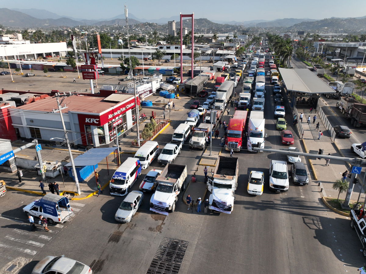 Transportistas paralizan las carreteras de México ante oleada de violencia  - AlbertoNews - Periodismo sin censura