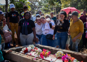 AME1272. LA PARAGUA (VENEZUELA), 22/02/2024.- Familiares se lamentan junto al féretro de una de las victimas mortales del derrumbe en la mina 'Bulla Loca', durante su entierro este jueves, en La Paragua (Venezuela). Al menos 16 personas resultaron heridas tras el derrumbe en una mina ilegal del estado Bolívar, en el sur de Venezuela, informó el gobernador de esta región fronteriza con Brasil, Ángel Marcano, con lo que se eleva el número de lesionados, que hasta el miércoles eran 11, mientras que la cifra oficial de fallecidos se mantiene en 16. El funcionario dijo que los heridos por el siniestro en la mina ilegal 'Bulla Loca', ocurrido cuando había un "grupo considerable" de personas, están estables, de los cuales tres fueron trasladados a centros sanitarios, y aseguró que continúan las labores de rescate realizadas por diversas entidades gubernamentales. EFE/ Rayner Peña R