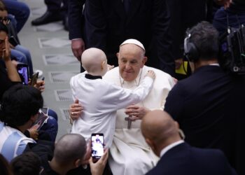 Vatican City (Vatican City State (holy See)), 16/03/2024.- Pope Francis hugs a child during a special audience with managers and staff of the Children's Hospital 'Bambino Gesu' at Paul VI Hall, Vatican City, 16 March 2024. (Papa) EFE/EPA/FABIO FRUSTACI