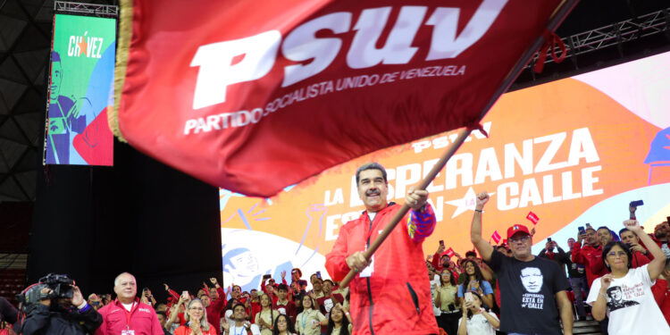 AME9176. CARACAS (VENEZUELA), 16/03/2024.- Fotografía cedida por Prensa de Miraflores del presidente de Venezuela, Nicolás Maduro, durante un acto del Partido Socialista Unido de Venezuela, este sábado en Caracas (Venezuela). El gobernante Partido Socialista Unido de Venezuela (PSUV) proclamó este sábado al presidente Nicolás Maduro como su candidato para las elecciones del próximo 28 de julio, en las que buscará su tercer período en el poder, al que llegó en 2013. EFE/ Prensa Miraflores / SOLO USO EDITORIAL/ SOLO DISPONIBLE PARA ILUSTRAR LA NOTICIA QUE ACOMPAÑA (CRÉDITO OBLIGATORIO)
