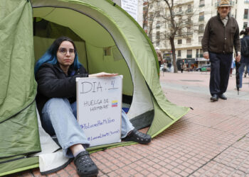 MADRID, 25/03/2024.- La joven venezolana Lorena Lima mantiene en Madrid una huelga de hambre "indefinida" desde la noche del viernes pasado para exigir la apertura del registro de votantes en los consulados de su país con vistas a las elecciones presidenciales del 28 de julio.  EFE/ Chema Moya
