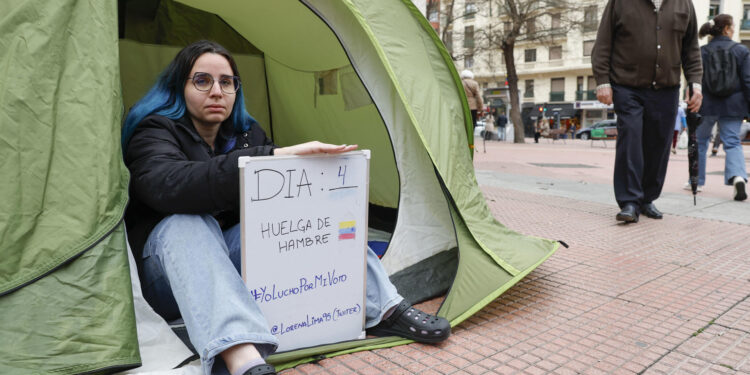 MADRID, 25/03/2024.- La joven venezolana Lorena Lima mantiene en Madrid una huelga de hambre "indefinida" desde la noche del viernes pasado para exigir la apertura del registro de votantes en los consulados de su país con vistas a las elecciones presidenciales del 28 de julio.  EFE/ Chema Moya