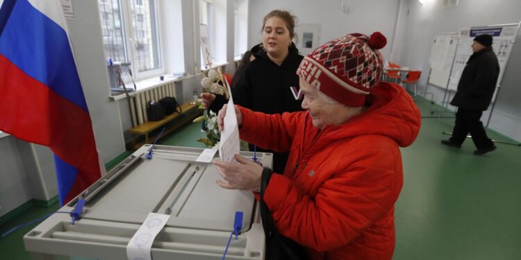 Saint Petersberg (Russian Federation), 15/03/2024.- A Russian woman casts her ballot during the presidential elections in Saint Petersburg, Russia, 15 March 2024. The Federation Council has scheduled presidential elections for March 17, 2024. Voting will last three days: March 15, 16 and 17. Four candidates registered by the Central Election Commission of the Russian Federation are vying for the post of head of state: Leonid Slutsky, Nikolai Kharitonov, Vladislav Davankov and Vladimir Putin. (Elecciones, Rusia, San Petersburgo) EFE/EPA/ANATOLY MALTSEV