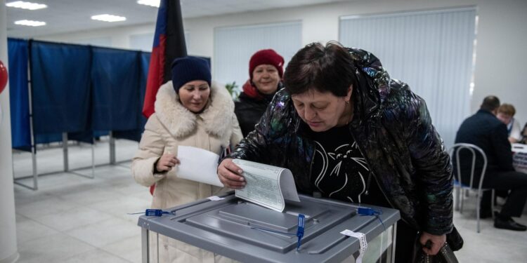 Donetsk (Russian Federation), 15/03/2024.- Voters cast their ballots during presidential elections in Donetsk, Russian controlled part of Ukraine, 15 March 2024. The Federation Council has scheduled presidential elections for March 17, 2024. Voting will last three days: March 15, 16 and 17. Four candidates registered by the Central Election Commission of the Russian Federation are vying for the post of head of state: Leonid Slutsky, Nikolai Kharitonov, Vladislav Davankov and Vladimir Putin. Residents of Russian-controlled territories of Ukraine are electing the President of Russia for the first time. (Elecciones, Rusia, Ucrania) EFE/EPA/STRINGER