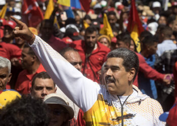 AME2488. CARACAS (VENEZUELA), 25/03/2024.- El presidente de Venezuela, Nicolás Maduro, saluda este lunes a sus simpatizantes durante una manifestación de apoyo a su candidatura por la reelección en las presidenciales del próximo 28 de julio, en Caracas (Venezuela). Maduro participó en una marcha convocada por el gobernante Partido Socialista Unido de Venezuela (PSUV) en respaldo a su inscripción, con la que se convierte en el décimo político en oficializar su aspiración, a pocas horas de que concluya el plazo establecido en el cronograma para la presentación de candidaturas. EFE/ Miguel Gutierrez