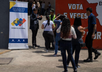 AME9819. CARACAS (VENEZUELA), 18/03/2024.- Varias personas acuden un puesto instalado por el Consejo Nacional Electoral (CNE) para registro y actualización de datos este lunes, en Caracas (Venezuela). El Consejo Nacional Electoral (CNE) de Venezuela comenzó este lunes la jornada de inscripción y actualización de datos de votantes, en unos 300 puntos en todo el país, de cara a las elecciones presidenciales del próximo 28 de julio. Los jóvenes con 18 años cumplidos, y todos los que deseen actualizar sus datos por cambio de residencia, podrán acudir a una de estas sedes desde este lunes hasta el próximo 16 de abril, dentro y fuera del país. EFE/ Rayner Peña R.