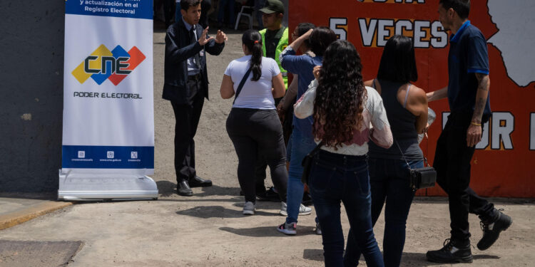 AME9819. CARACAS (VENEZUELA), 18/03/2024.- Varias personas acuden un puesto instalado por el Consejo Nacional Electoral (CNE) para registro y actualización de datos este lunes, en Caracas (Venezuela). El Consejo Nacional Electoral (CNE) de Venezuela comenzó este lunes la jornada de inscripción y actualización de datos de votantes, en unos 300 puntos en todo el país, de cara a las elecciones presidenciales del próximo 28 de julio. Los jóvenes con 18 años cumplidos, y todos los que deseen actualizar sus datos por cambio de residencia, podrán acudir a una de estas sedes desde este lunes hasta el próximo 16 de abril, dentro y fuera del país. EFE/ Rayner Peña R.