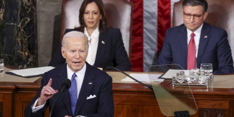 Washington (United States), 08/03/2024.- US President Joe Biden (L) delivers his State of the Union address as US Vice President Kamala Harris (C) and Speaker of the House Mike Johnson (R) listen before a joint session of Congress on the floor of the US House of Representatives on Capitol Hill in Washington, DC, USA, 07 March 2024. EFE/EPA/MICHAEL REYNOLDS