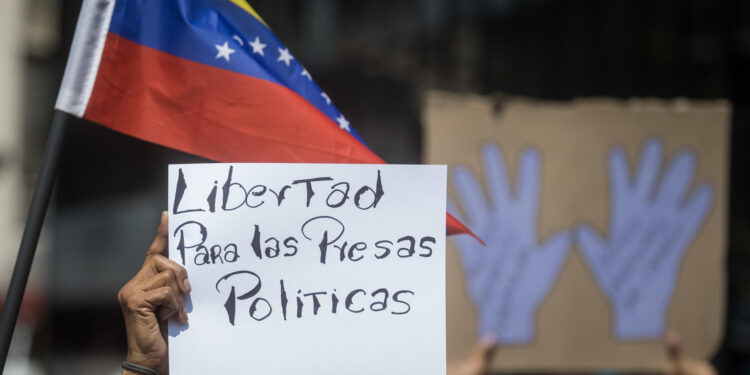 AME6596. CARACAS (VENEZUELA), 08/03/2024.- Fotografía de un cartel que dice "Libertad para las presas políticas" durante una manifestación en conmemoración al Día Internacional de la Mujer, este viernes en Caracas (Venezuela). EFE/ Miguel Gutiérrez