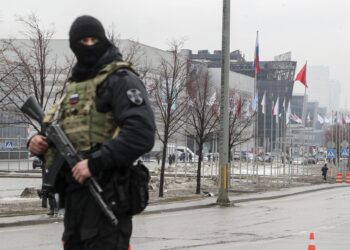 Krasnogorsk (Russian Federation), 23/03/2024.- A Russian policeman guards near the burned Crocus City Hall concert venue following a terrorist attack in Krasnogorsk, outside Moscow, Russia, 23 March 2024. On 22 March evening, a group of up to five gunmen attacked the Crocus City Hall in the Moscow region, Russian emergency services said. 93 people were killed and more than 100 others were hospitalized, the Investigative Committee confirmed. The head of the Russian FSB, Alexander Bortnikov, reported to Russian President Vladimir Putin on 23 March on the arrest of 11 people, including all four terrorists directly involved in the terrorist attack. (Terrorista, Atentado terrorista, Rusia, Moscú) EFE/EPA/MAXIM SHIPENKOV