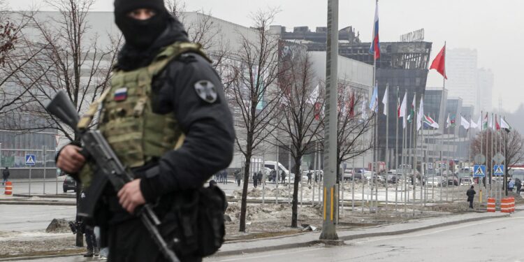 Krasnogorsk (Russian Federation), 23/03/2024.- A Russian policeman guards near the burned Crocus City Hall concert venue following a terrorist attack in Krasnogorsk, outside Moscow, Russia, 23 March 2024. On 22 March evening, a group of up to five gunmen attacked the Crocus City Hall in the Moscow region, Russian emergency services said. 93 people were killed and more than 100 others were hospitalized, the Investigative Committee confirmed. The head of the Russian FSB, Alexander Bortnikov, reported to Russian President Vladimir Putin on 23 March on the arrest of 11 people, including all four terrorists directly involved in the terrorist attack. (Terrorista, Atentado terrorista, Rusia, Moscú) EFE/EPA/MAXIM SHIPENKOV