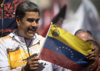 AME2488. CARACAS (VENEZUELA), 25/03/2024.- El presidente de Venezuela, Nicolás Maduro, saluda a simpatizantes durante una manifestación en apoyo a su candidatura a una segunda reelección, este lunes afuera de la sede del Consejo Nacional Electoral (CNE) en Caracas (Venezuela). Maduro oficializó este lunes, ante el Consejo Nacional Electoral (CNE), su candidatura a las presidenciales del próximo 28 de julio, en las que competirá por un tercer período en el poder, que ocupa desde 2013. EFE/ Miguel Gutiérrez