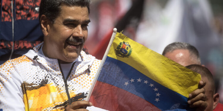 AME2488. CARACAS (VENEZUELA), 25/03/2024.- El presidente de Venezuela, Nicolás Maduro, saluda a simpatizantes durante una manifestación en apoyo a su candidatura a una segunda reelección, este lunes afuera de la sede del Consejo Nacional Electoral (CNE) en Caracas (Venezuela). Maduro oficializó este lunes, ante el Consejo Nacional Electoral (CNE), su candidatura a las presidenciales del próximo 28 de julio, en las que competirá por un tercer período en el poder, que ocupa desde 2013. EFE/ Miguel Gutiérrez