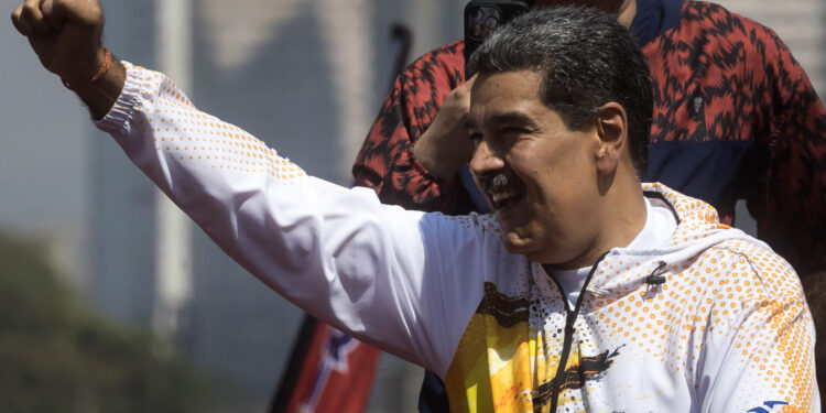 AME2488. CARACAS (VENEZUELA), 25/03/2024.- El presidente de Venezuela, Nicolás Maduro, saluda a simpatizantes durante una manifestación en apoyo a su candidatura a una segunda reelección, este lunes afuera de la sede del Consejo Nacional Electoral (CNE) en Caracas (Venezuela). Maduro oficializó este lunes, ante el Consejo Nacional Electoral (CNE), su candidatura a las presidenciales del próximo 28 de julio, en las que competirá por un tercer período en el poder, que ocupa desde 2013. EFE/ Miguel Gutiérrez