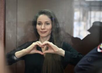 Antonina Favorskaya de pie, en una celda de cristal, en una sala del Tribunal de Distrito de Basmanny en Moscú, Rusia, el viernes 29 de marzo (AP FotoDmitry Serebryakov)