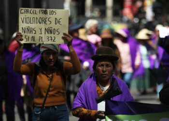 Mujeres participan de una protesta que exige al parlamento aprobar leyes en contra de delitos sexuales, hoy en La Paz (Bolivia). EFE/Luis Gandarillas