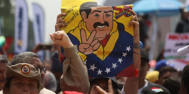 Seguidores de Nicolás Maduro se concentran en Caracas para acompañar la inscripción de su candidatura.
Foto: MIGUEL GUTIÉRREZ (EFE) | Vídeo: AP