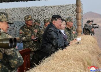 El líder norcoreano Kim Jong Un y su hija Kim Ju Ae asisten a una demostración durante el entrenamiento de las unidades de combate aéreo y anfibio del Ejército Popular de Corea, en esta imagen difundida el 16 de marzo de 2024 por la Agencia Central de Noticias de Corea. KCNA via REUTERS