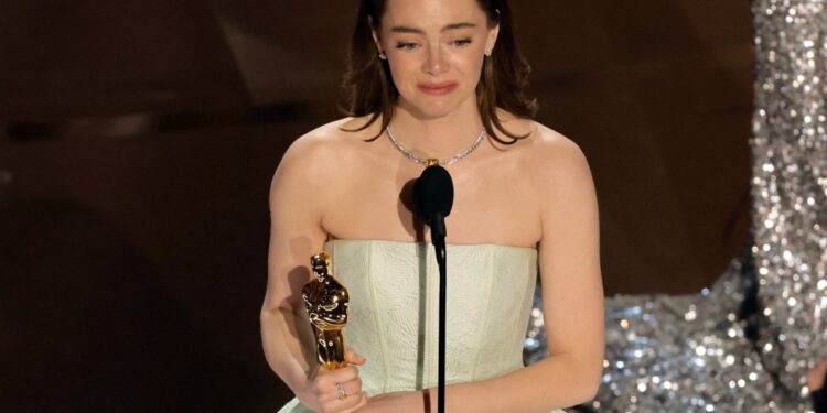 HOLLYWOOD, CALIFORNIA - MARCH 10: Emma Stone accepts the Lead Actress award for "Poor Things" onstage during the 96th Annual Academy Awards at Dolby Theatre on March 10, 2024 in Hollywood, California.   Kevin Winter/Getty Images/AFP (Photo by KEVIN WINTER / GETTY IMAGES NORTH AMERICA / Getty Images via AFP)
