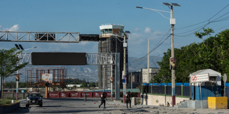 AME5414. PUERTO PRÍNCIPE (HAITÍ), 04/03/2024.- Integrantes de la Policía y el Ejército, vigilan este lunes el aeropuerto internacional Toussaint Louverture en Puerto Principe (Haití). Los tiroteos por parte de bandas criminales se intensificaron este lunes en la capital de Haití, Puerto Príncipe, especialmente en los alrededores del aeropuerto. EFE/ Johnson Sabin