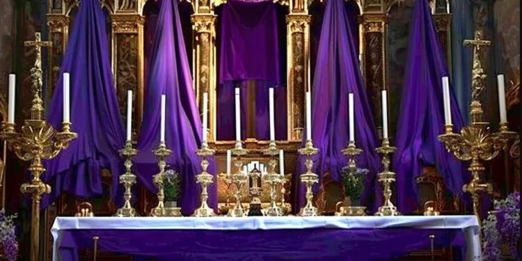 La misa de Sábado Santo, con las imágenes y el crucifijo tapadas (Imagen Ilustrativa Infobae)