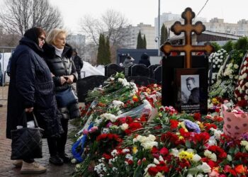 Lyudmila Navalnaya, la madre del fallecido líder opositor ruso Alexei Navalny, se acerca a la tumba de su hijo tras un funeral en el cementerio de Borisovskoye en Moscú, Rusia, 2 de marzo de 2024. REUTERS/Stringer