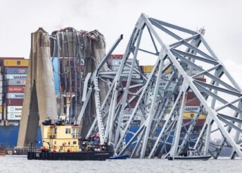 Baltimore (United States), 27/03/2024.- Wreckage from the Francis Scott Key Bridge surrounds the 984-foot cargo ship Dali after the vessel lost power and collided with the 51-year-old bridge in Baltimore, Maryland, USA, 27 March 2024. The Francis Scott Key Bridge collapsed due to a ship strike on 26 March 2024. Two people were rescued, while at least six others, all members of a construction crew working on the bridge at the time of the incident according to authorities, were still missing. Divers are working to recover the bodies of the six missing construction workers, who are now presumed dead, the US Coast Guard said. EFE/EPA/JIM LO SCALZO
