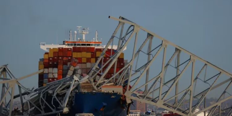 La estructura de hierro del puente quedó sobre el barco, cuya tripulación no registró heridos (REUTERS/Julia Nikhinson)