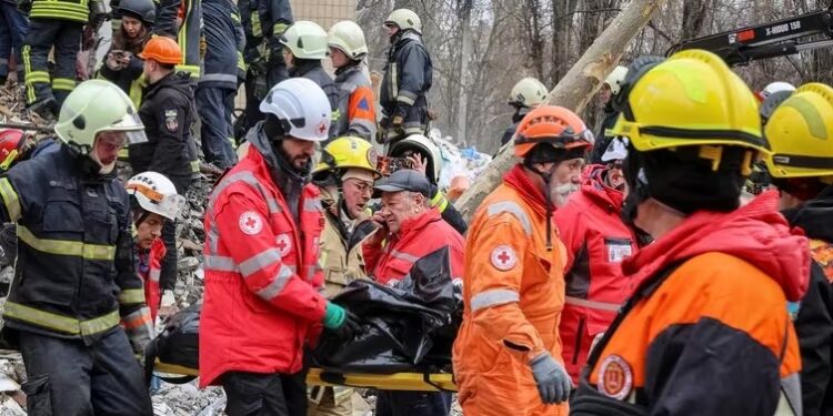 Los rescatistas retiran el cuerpo de un residente local en el sitio de un edificio residencial gravemente dañado por un ataque con drones rusos en Odessa.