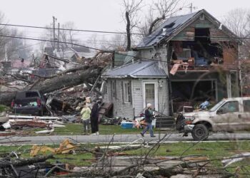 Un grupo de personas observa los daños causados por un tornado que arrasó Lakeview, Ohio, Estados Unidos, el 15 de marzo de 2024. Adam Cairns/Columbus Dispatch/USA TODAY NETWORK via REUTERS