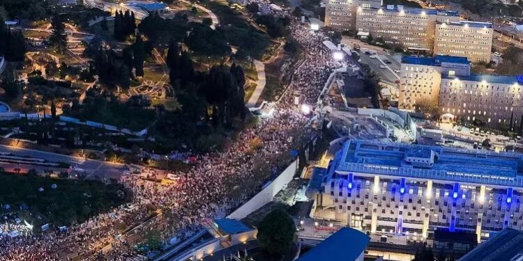 Vista de un drone de manifestantes antigubernamentales lanzan una prolongada manifestación frente a la Knesset, el parlamento israelí en Jerusalén, 31 de marzo de 2024 (REUTERS)