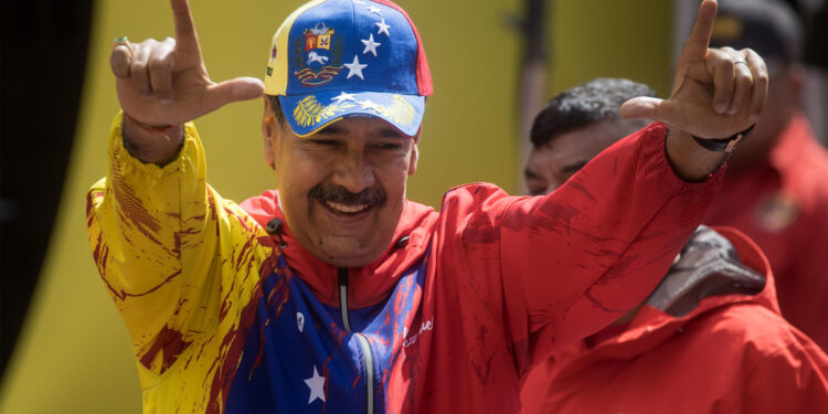AME3668. CARACAS (VENEZUELA), 29/02/2024.- Fotografía de archivo fechada el 29 de febrero de 2024 del presidente de Venezuela, Nicolás Maduro, durante un acto en Caracas (Venezuela). El gobernante Partido Socialista Unido de Venezuela (PSUV) proclamó este sábado al presidente Nicolás Maduro como su candidato para las elecciones del próximo 28 de julio, en las que buscará su tercer período en el poder, al que llegó en 2013. EFE/ Miguel Gutiérrez ARCHIVO