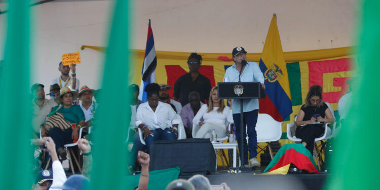 AME8949. CALI (COLOMBIA), 15/03/2024.- El presidente de Colombia, Gustavo Petro, habla junto a la vicepresidenta, Francia Márquez, durante la movilización 'Minga por transformaciones para la vida, el territorio, la democracia y la paz' este viernes, en Cali (Colombia). Durante la movilización indígenas piden "revisar el escenario de los diálogos" de paz porque creen "que hay cosas acertadas, pero hay otras que están afectando la dinámica de la autonomía de las comunidades y eso preocupa, porque el hecho de hablar de paz no significa que a costa de esa paz se siga desangrando los territorios". En este sentido, plantean que los ceses al fuego bilaterales y temporales acordados por el Gobierno con la guerrilla del Ejército de Liberación Nacional (ELN) y el Estado Mayor Central (EMC), principal disidencia de las antiguas FARC, se conviertan en treguas multilaterales para que terminen los enfrentamientos entre grupos armados. EFE/Ernesto Guzmán