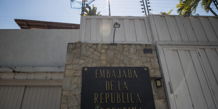 AME3000. CARACAS (VENEZUELA), 27/03/2024.- Fotografía de la sede de la Embajada de Argentina este miércoles en Caracas (Venezuela). Dirigentes opositores venezolanos al Gobierno de Nicolás Maduro, que están refugiados en la residencia oficial de la Embajada de Argentina en Caracas, confirmaron este miércoles que están "a resguardo", aunque bajo "asedio" del oficialismo, que, según ellos, cortó la electricidad en la sede diplomática. EFE/ Miguel Gutiérrez