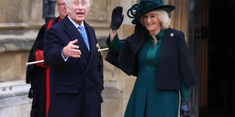 London (United Kingdom), 31/03/2024.- Britain'Äôs King Charles III (L) and Queen Camilla (R) attend the Easter church service at Windsor Castle in Windsor, Britain, 31 March 2024. (Reino Unido) EFE/EPA/NEIL HALL