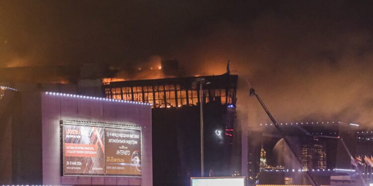 Krasnogorsk (Russian Federation), 22/03/2024.- Fire rises above the Crocus City Hall concert venue following a shooting in Krasnogorsk, outside Moscow, Russia, 22 March 2024. A group of up to five gunmen has attacked the Crocus City Hall in the Moscow region, the Russian emergency services said. (Terrorista, Atentado terrorista, Rusia, Moscú) EFE/EPA/MAXIM SHIPENKOV