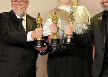 Los Angeles (United States), 10/03/2024.- (L-R) Mark Coulier, Nadia Stacey, and Josh Weston, winners of the Best Makeup and Hairstyling award for 'Poor Things,' hold up their Oscars in the press room during the 96th annual Academy Awards ceremony at the Dolby Theatre in the Hollywood neighborhood of Los Angeles, California, USA, 10 March 2024. The Oscars are presented for outstanding individual or collective efforts in filmmaking in 23 categories. EFE/EPA/ALLISON DINNER