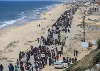 Decenas de palestinos en la carretera costera de Rashid EUROPA PRESS/MOHAMMED TALATENE